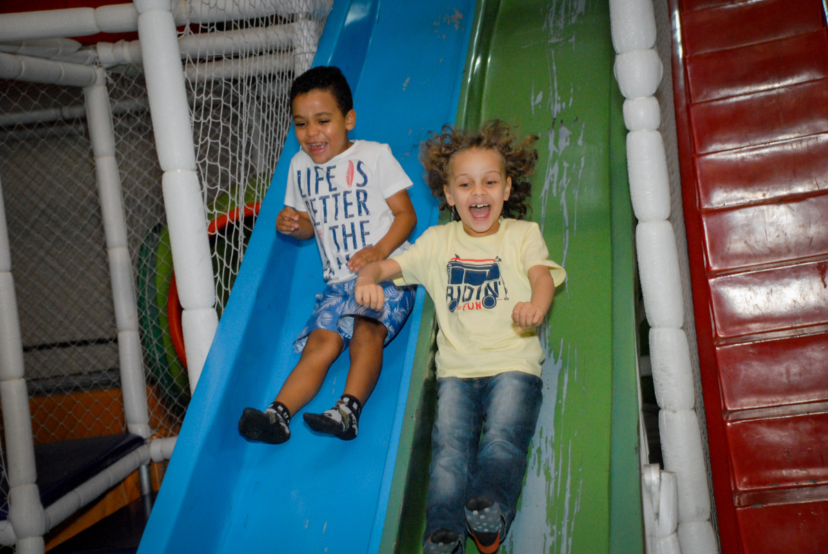 farra no brinquedão no Buffet Fábrica da Alegria, Osasco, São Paulo, aniversário de Vinicius 6 anos, tema da festa Fundo do Mar