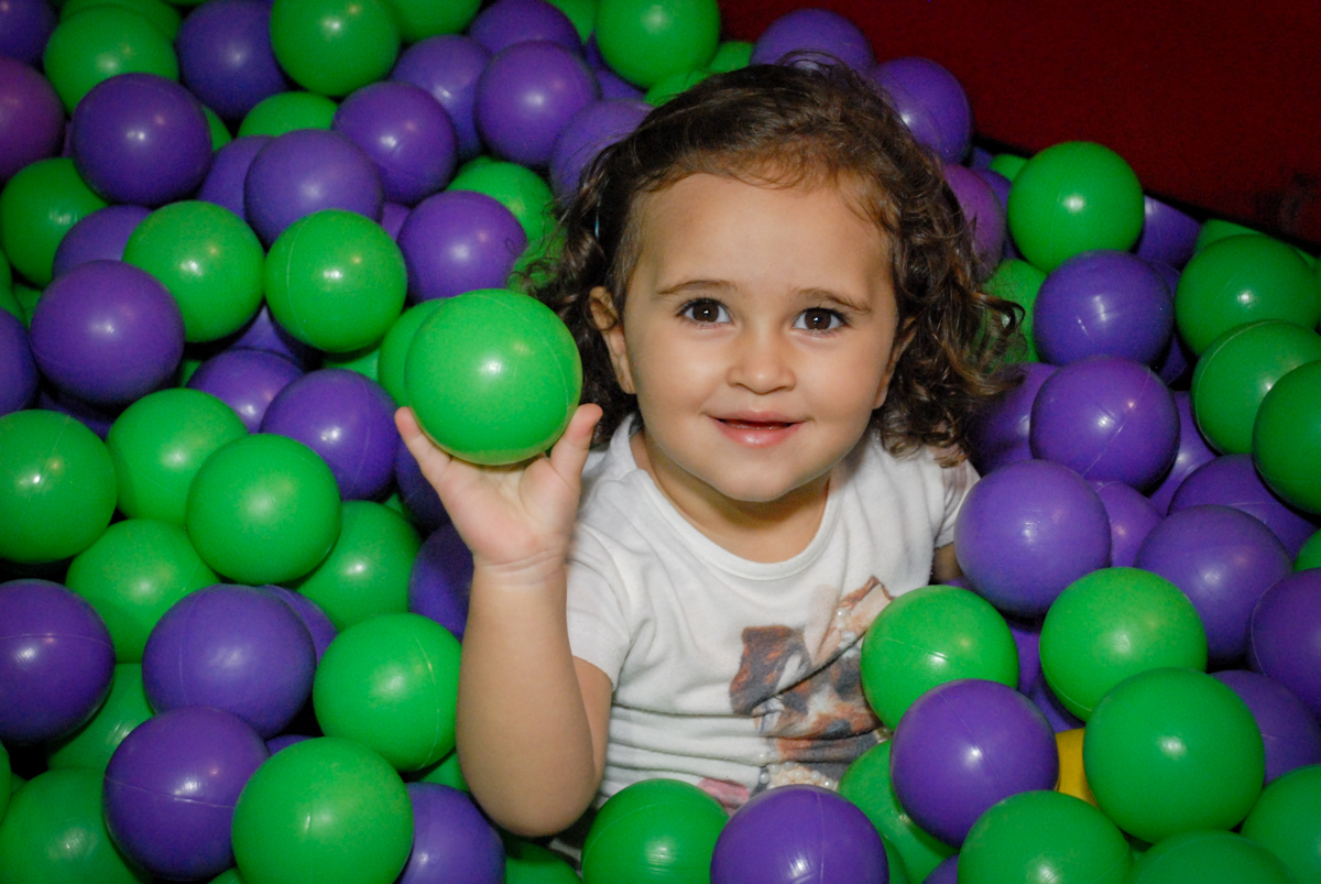 brincando na piscina de bolinha no Buffet Fábrica da Alegria, Osasco, São Paulo, aniversário de Vinicius 6 anos, tema da festa Fundo do Mar