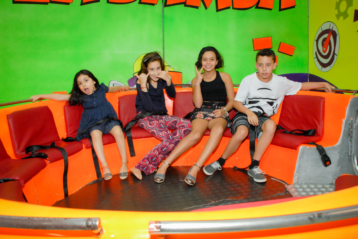 A turma se diverte no labamba no Buffet Fábrica da Alegria, Osasco, São Paulo, aniversário de Vinicius 6 anos, tema da festa Fundo do Mar