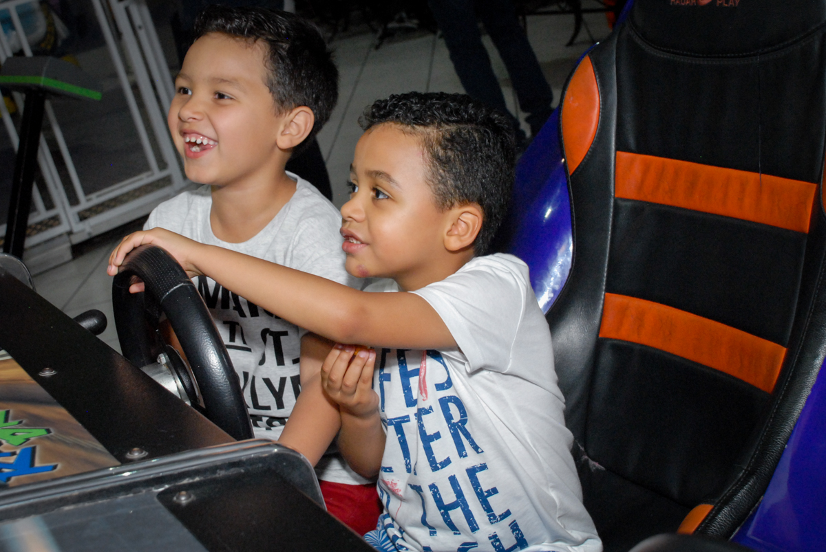 brincando no simulador de corridas no Buffet Fábrica da Alegria, Osasco, São Paulo, aniversário de Vinicius 6 anos, tema da festa Fundo do Mar