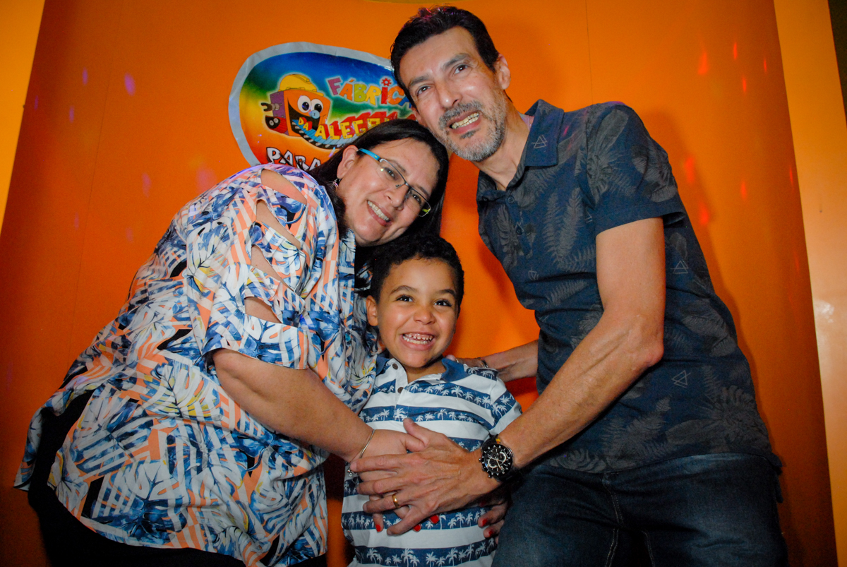 vai começar o parabéns no Buffet Fábrica da Alegria, Osasco, São Paulo, aniversário de Vinicius 6 anos, tema da festa Fundo do Mar