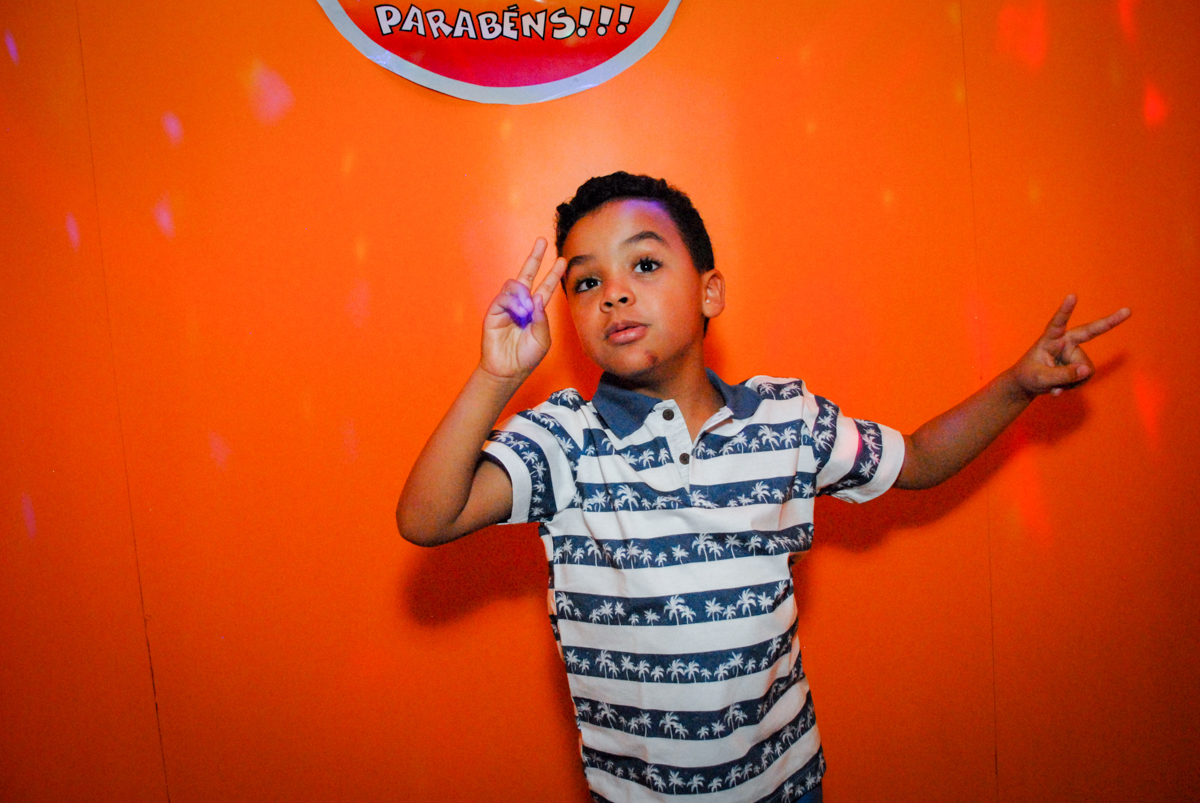 saindo da máquina do parabéns no Buffet Fábrica da Alegria, Osasco, São Paulo, aniversário de Vinicius 6 anos, tema da festa Fundo do Mar