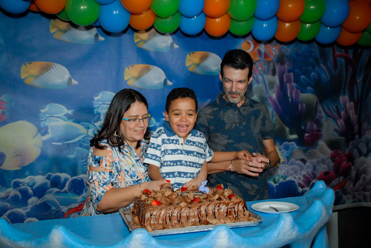 cortando o primeiro pedaço de bolo no Buffet Fábrica da Alegria, Osasco, São Paulo, aniversário de Vinicius 6 anos, tema da festa Fundo do Mar