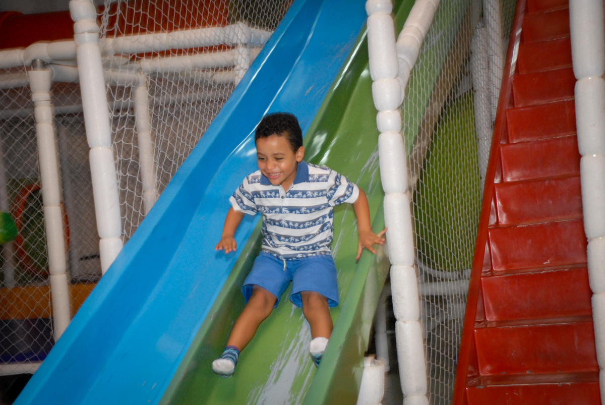 escorregador divertido no Buffet Fábrica da Alegria, Osasco, São Paulo, aniversário de Vinicius 6 anos, tema da festa Fundo do Mar