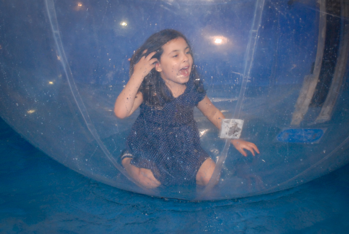 amiga curte o aqua play no Buffet Fábrica da Alegria, Osasco, São Paulo, aniversário de Vinicius 6 anos, tema da festa Fundo do Mar