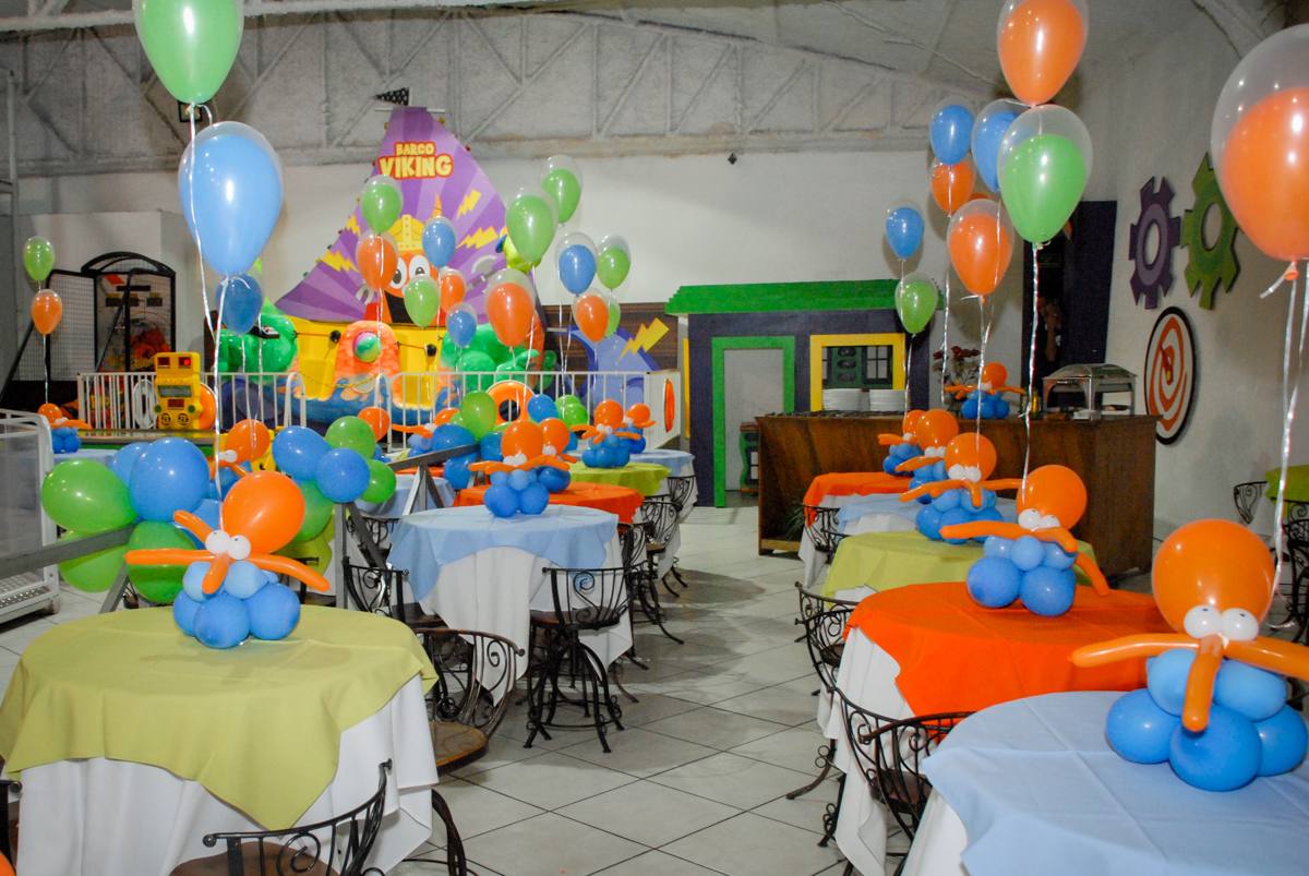 mesas decoradas com bexigas no Buffet Fábrica da Alegria, Osasco, São Paulo, aniversário de Vinicius 6 anos, tema da festa Fundo do Mar