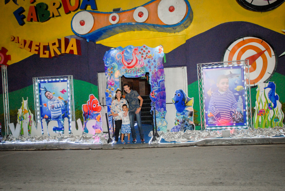foto da família em frente o buffet no Buffet Fábrica da Alegria, Osasco, São Paulo, aniversário de Vinicius 6 anos, tema da festa Fundo do Mar