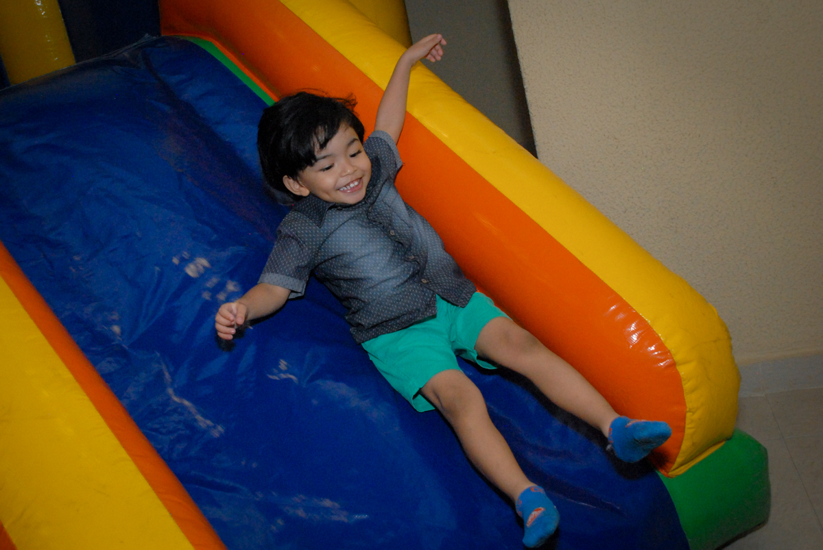 amigo brinca no escorregador inflável no condominio vila prudente, aniversario de rafael 4 anos, tema da festa discvery kids