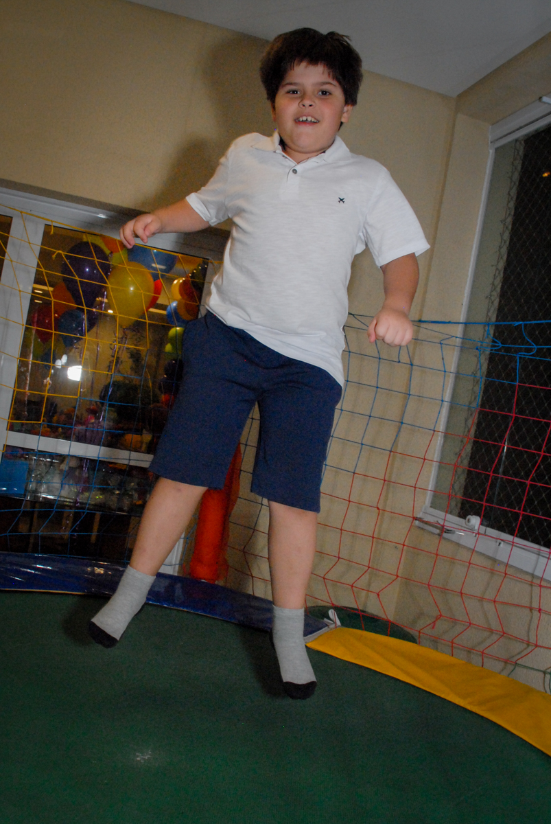 diversão na cama elástica no condominio vila prudente, aniversario de rafael 4 anos, tema da festa discvery kids