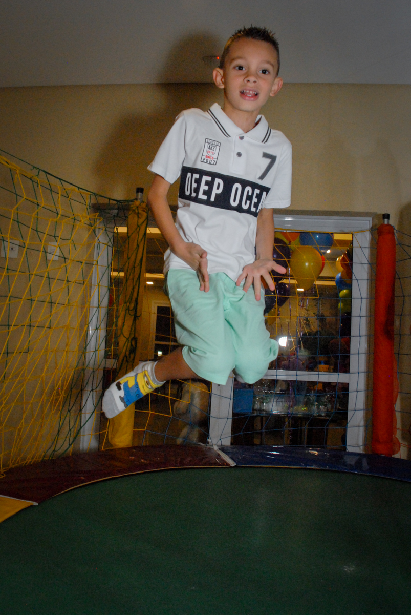 convidado brincando na cama elástica no condominio vila prudente, aniversario de rafael 4 anos, tema da festa discvery kids