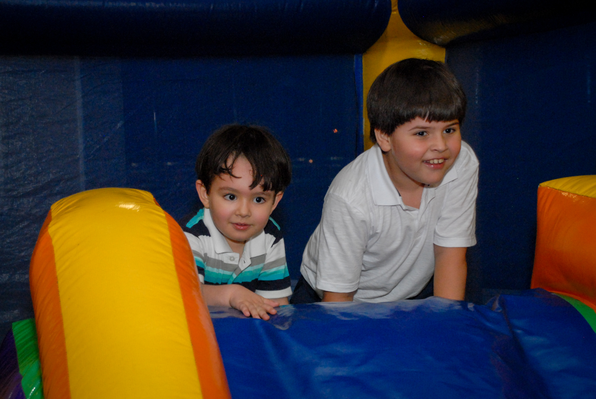 escorregador divertido no condominio vila prudente, aniversario de rafael 4 anos, tema da festa discvery kids