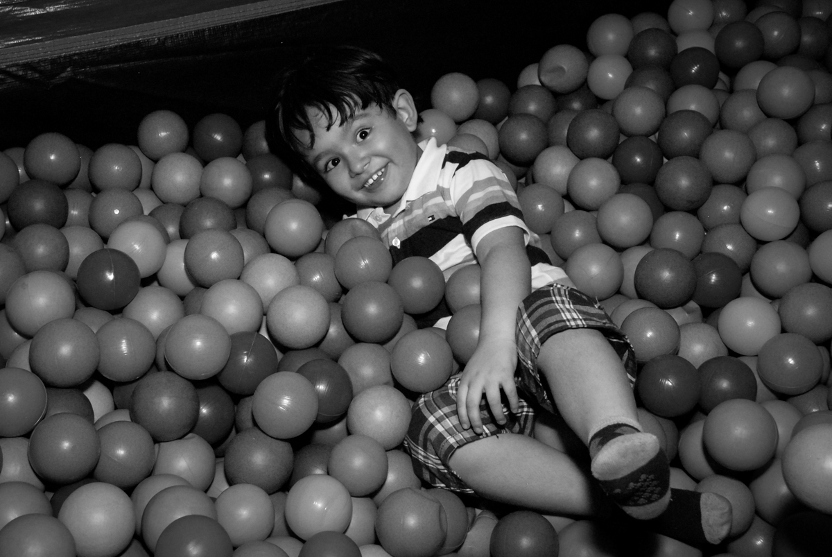 aniversariante se diverte na piscina de bolinhas no condominio vila prudente, aniversario de rafael 4 anos, tema da festa discvery kids