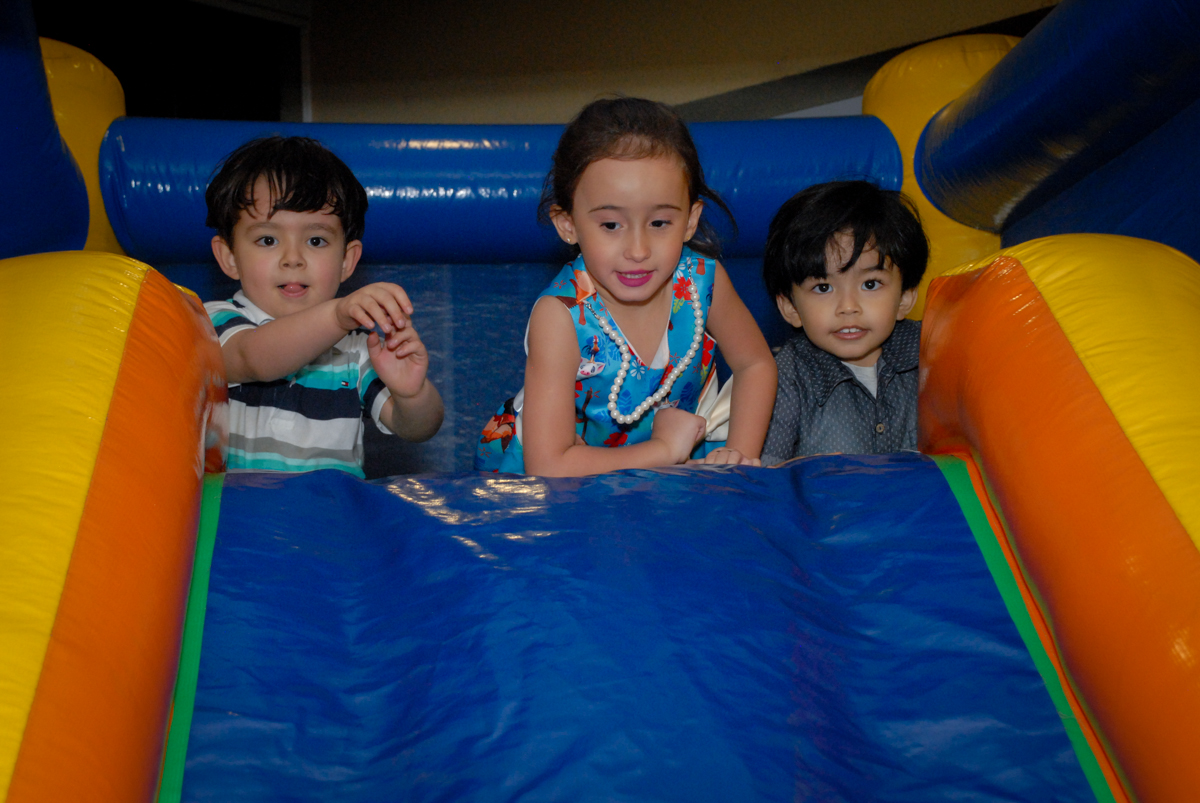 mais crianças brincam no condominio vila prudente, aniversario de rafael 4 anos, tema da festa discvery kids