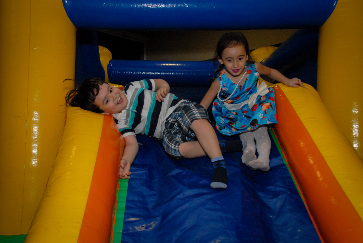 bagunça garantida no escorregador inflável no condominio vila prudente, aniversario de rafael 4 anos, tema da festa discvery kids