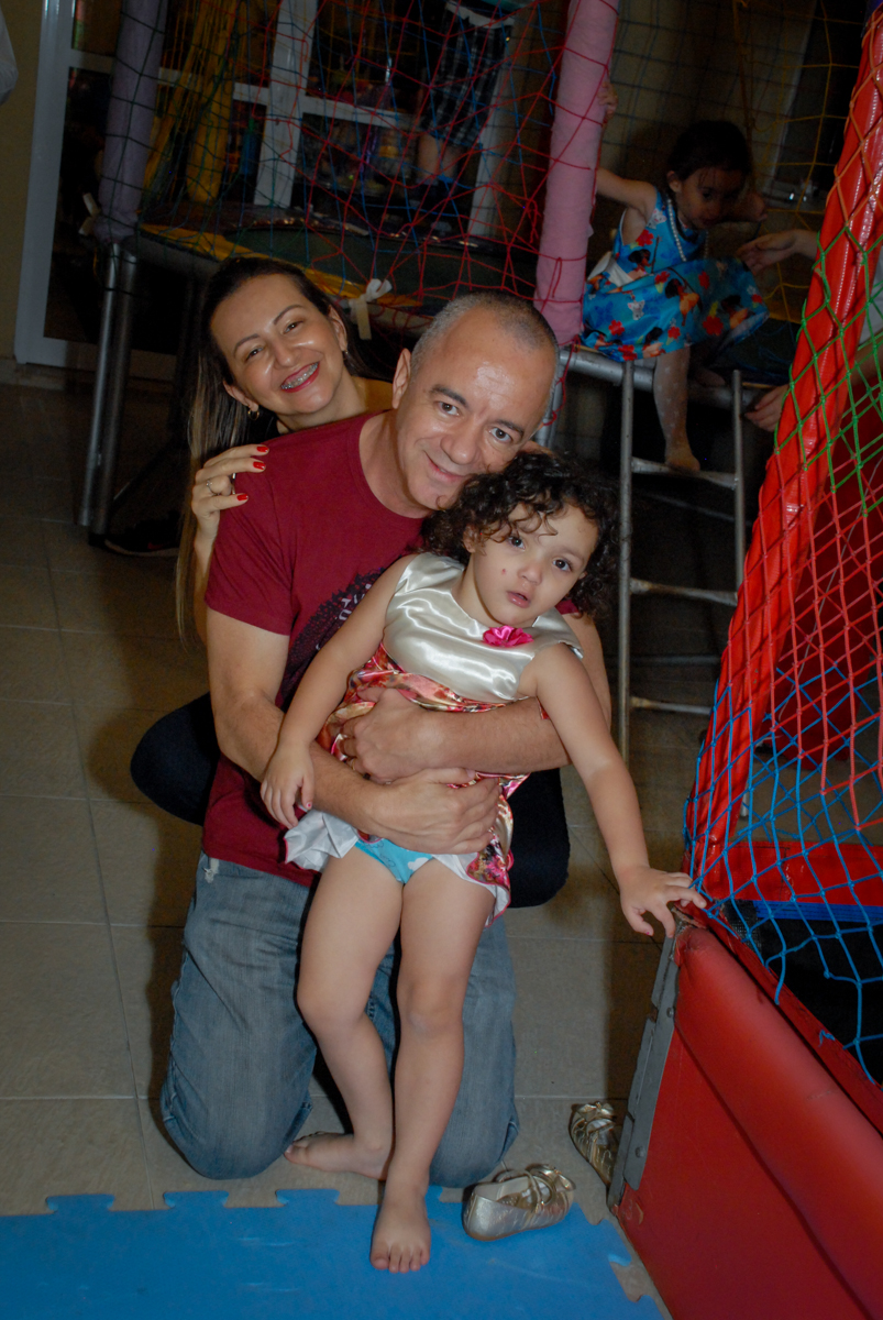 os pais do aniversariante sendo fotografados