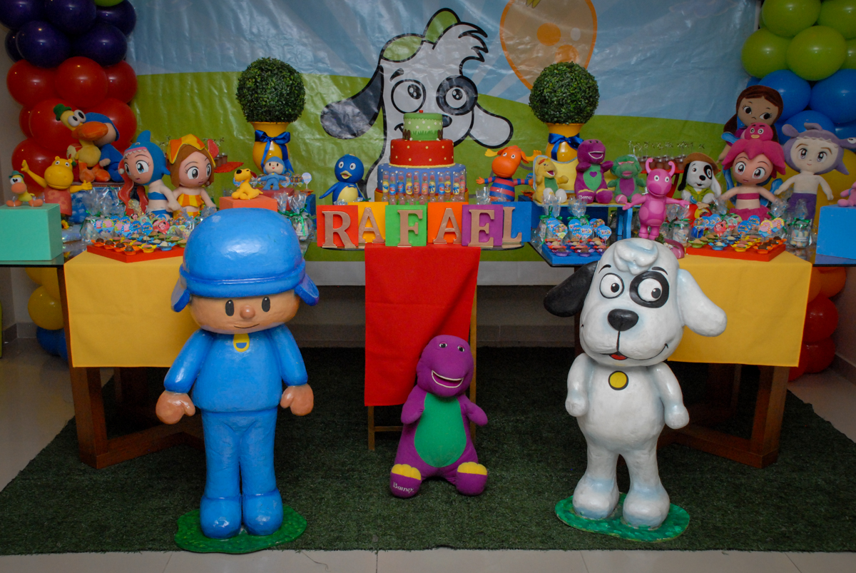 mesa decorada no condominio vila prudente, aniversario de rafael 4 anos, tema da festa discvery kids