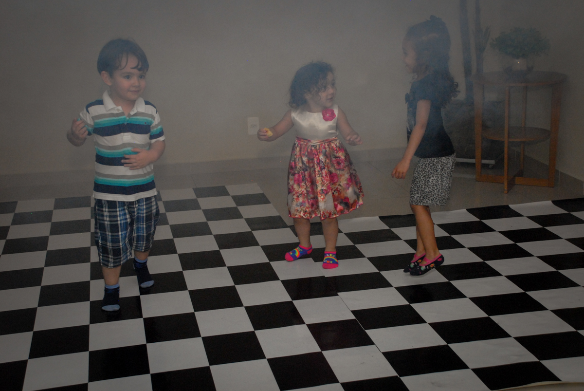 começou a balada no condominio vila prudente, aniversario de rafael 4 anos, tema da festa discvery kids