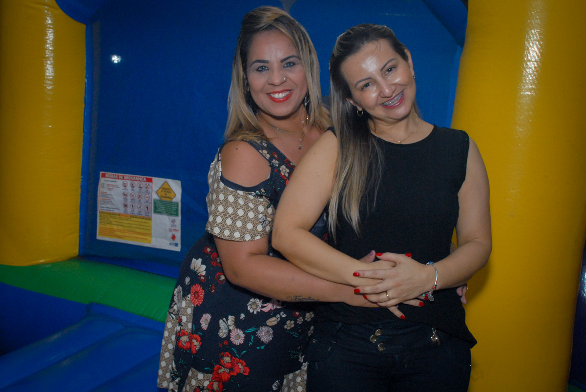 foto com a amiga no condominio vila prudente, aniversario de rafael 4 anos, tema da festa discvery kids