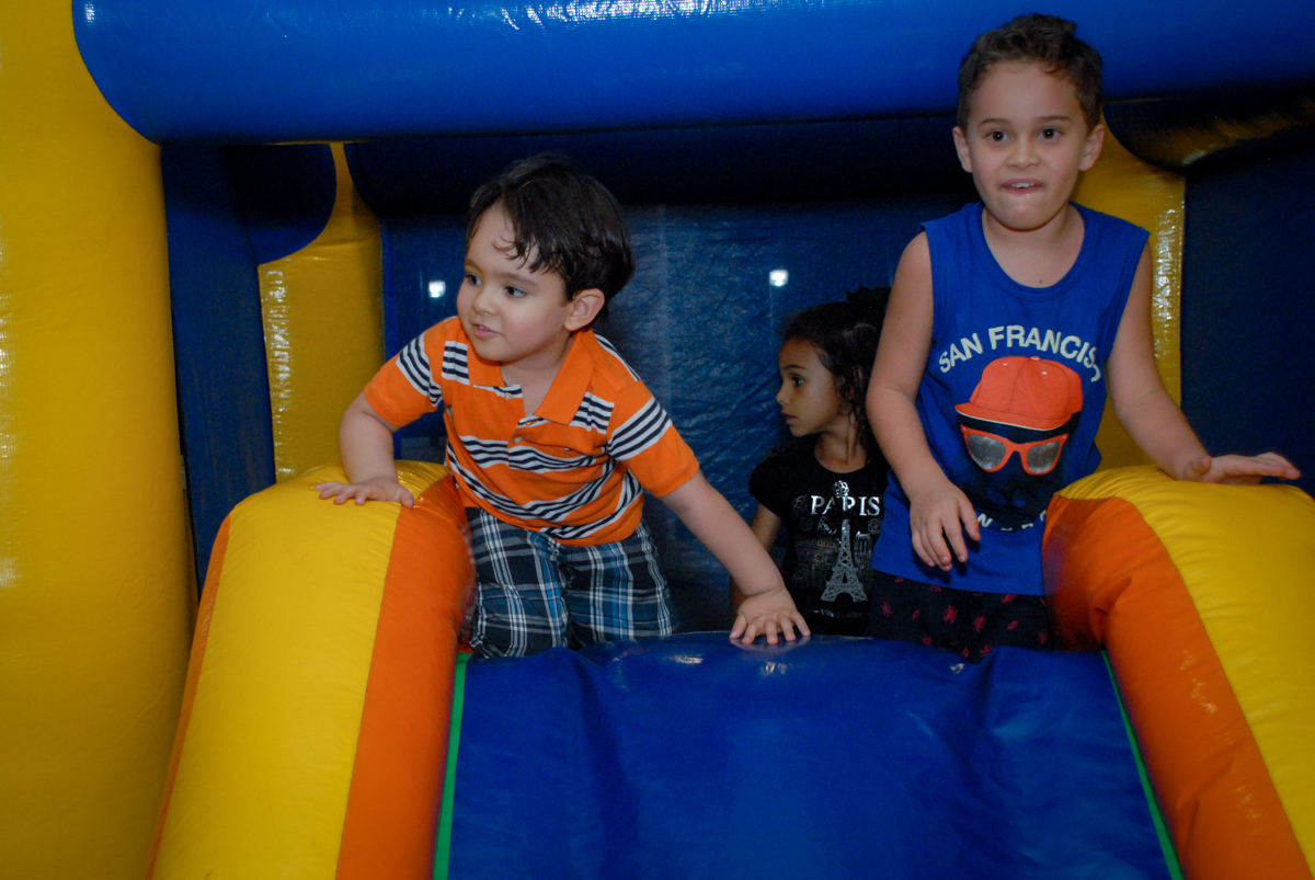 todos querem brinca no escorregador inflável no condominio vila prudente, aniversario de rafael 4 anos, tema da festa discvery kids