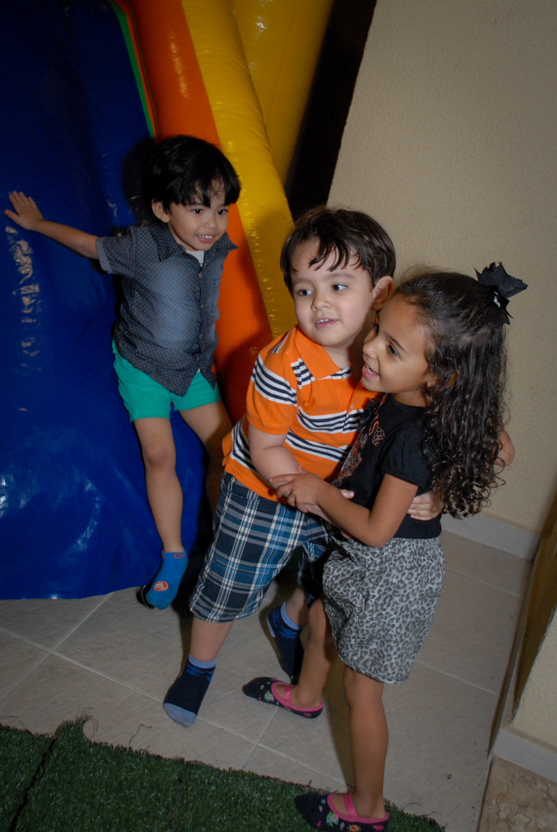 recebendo a amiga para sua festa no condominio vila prudente, aniversario de rafael 4 anos, tema da festa discvery kids