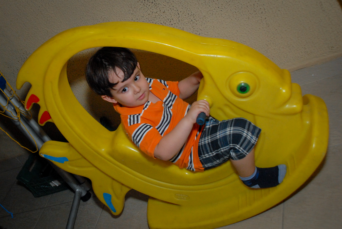 brincando no balanço no condominio vila prudente, aniversario de rafael 4 anos, tema da festa discvery kids