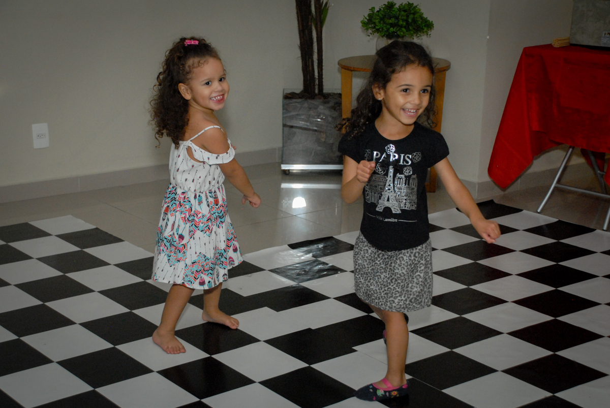 balada animada continua no condominio vila prudente, aniversario de rafael 4 anos, tema da festa discvery kids