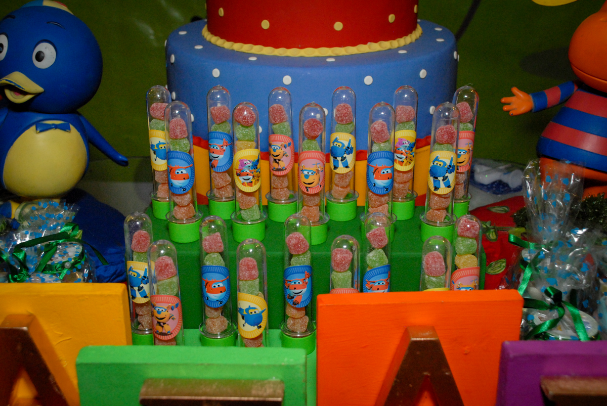 docinhos da festa no condominio vila prudente, aniversario de rafael 4 anos, tema da festa discvery kids