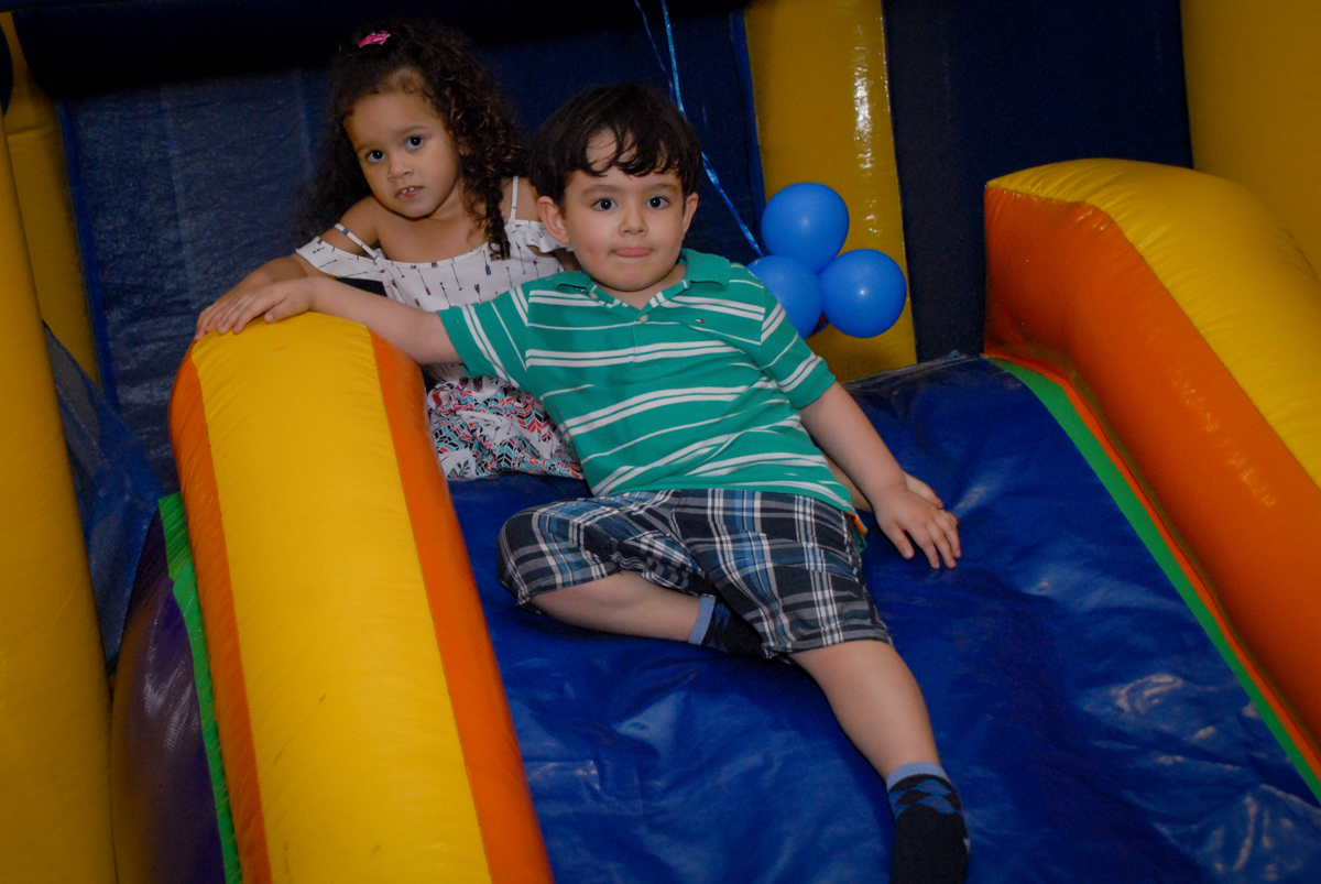 brincadeiras divertida no escorregador no condominio vila prudente, aniversario de rafael 4 anos, tema da festa discvery kids