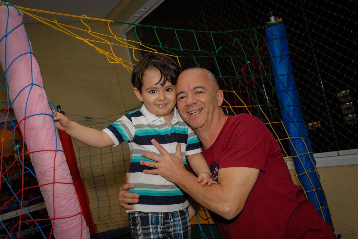 foto pai e filho no condominio vila prudente, aniversario de rafael 4 anos, tema da festa discvery kids