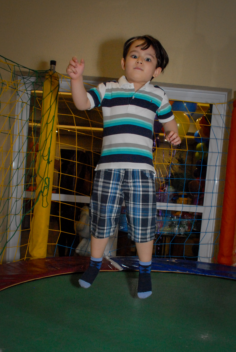 pulando na cama elastica no condominio vila prudente, aniversario de rafael 4 anos, tema da festa discvery kids