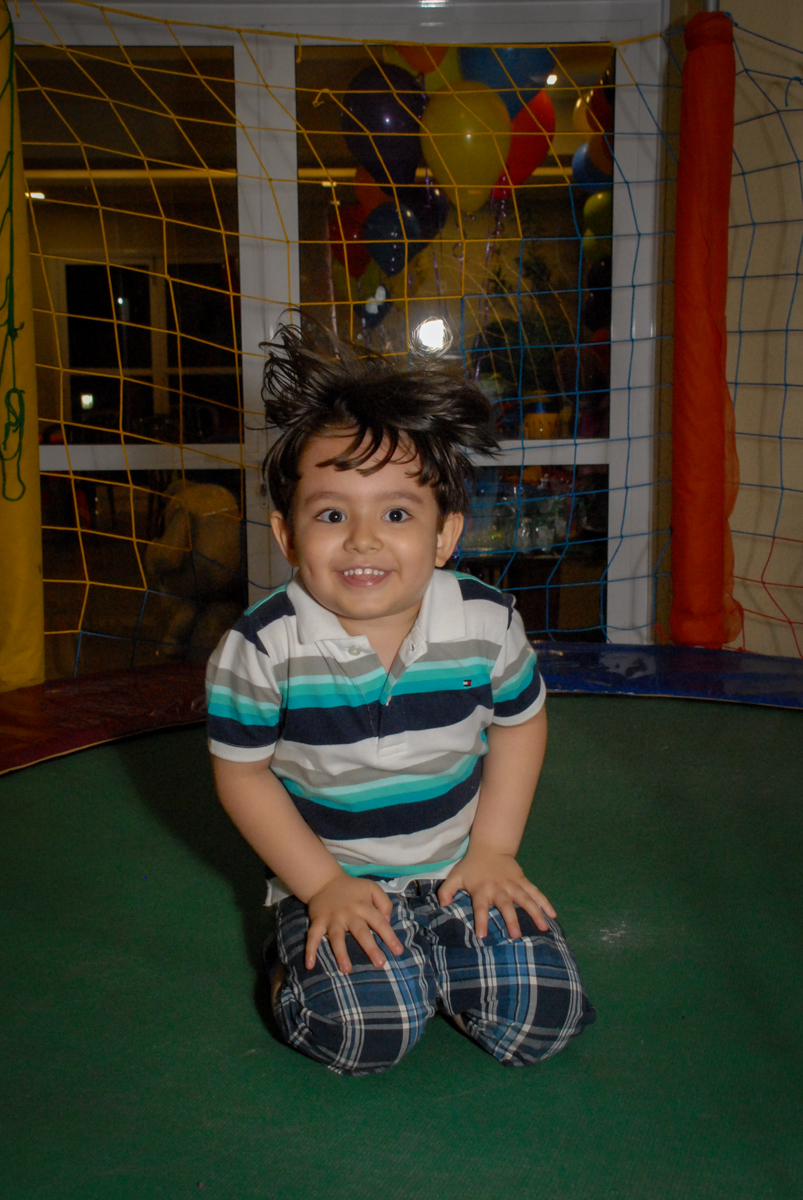 posando para a foto no condominio vila prudente, aniversario de rafael 4 anos, tema da festa discvery kids