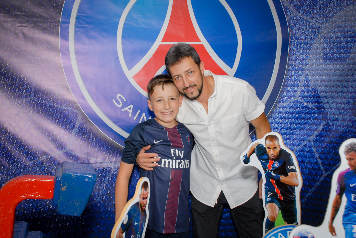 foto pai e filho no Buffet Fábrica da Alegria, Morumbi, São Paulo aniversário de Victor 10 anos e Pedro 1 aninho, tema da festa Paris Saint Germani