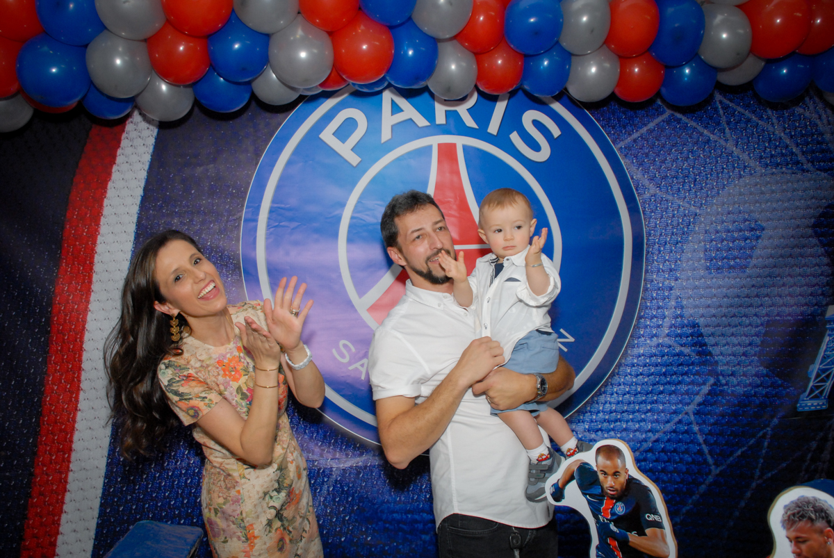 aniversariante sendo fotografado com o pai no Buffet Fábrica da Alegria, Morumbi, São Paulo aniversário de Victor 10 anos e Pedro 1 aninho, tema da festa Paris Saint Germani