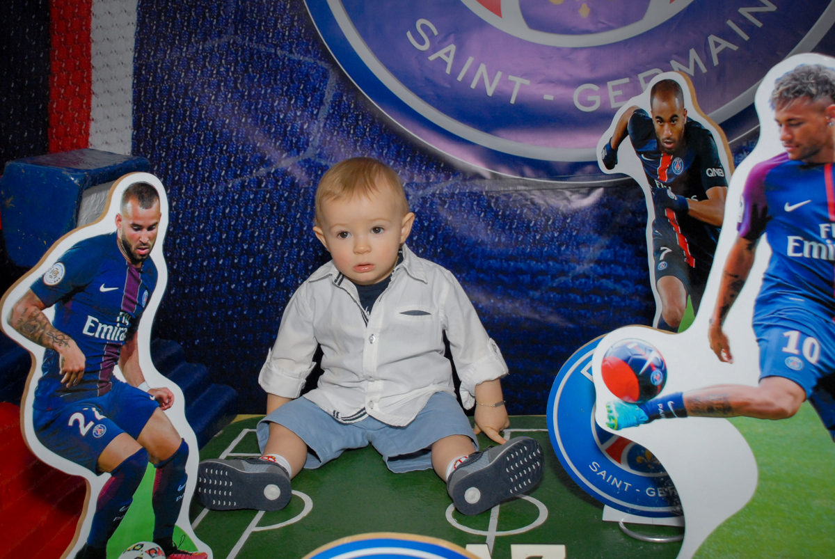 posando para a foto no Buffet Fábrica da Alegria, Morumbi, São Paulo aniversário de Victor 10 anos e Pedro 1 aninho, tema da festa Paris Saint Germani