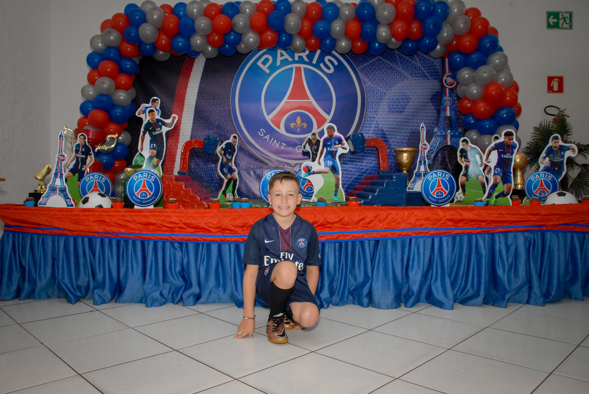 foto m frente a mesa decorada no Buffet Fábrica da Alegria, Morumbi, São Paulo aniversário de Victor 10 anos e Pedro 1 aninho, tema da festa Paris Saint Germani