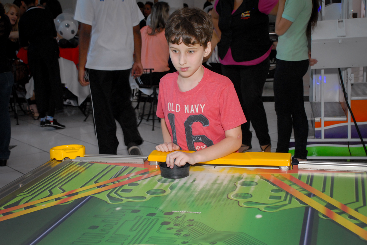 comemorando gol no jogo de futebol de mesa no Buffet Fábrica da Alegria, Morumbi, São Paulo aniversário de Victor 10 anos e Pedro 1 aninho, tema da festa Paris Saint Germani