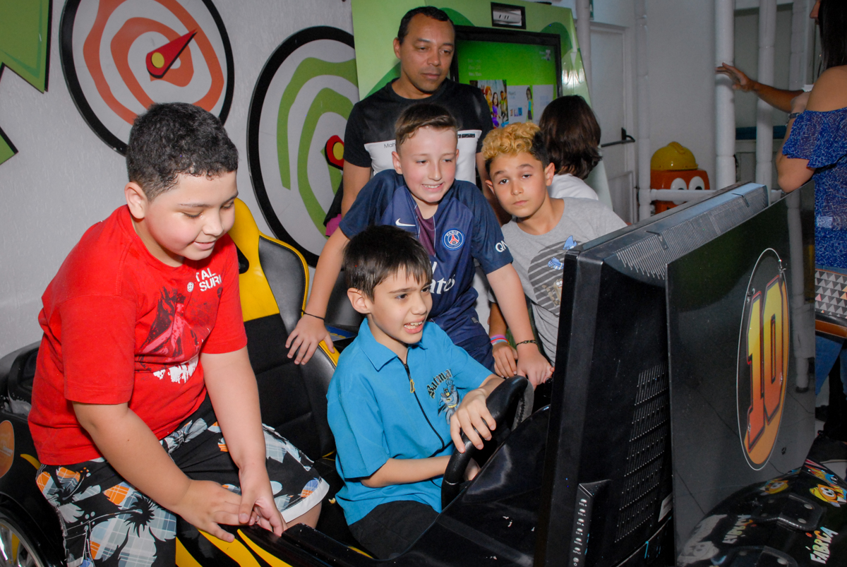 as crianças se divertem no simulador de corrida no Buffet Fábrica da Alegria, Morumbi, São Paulo aniversário de Victor 10 anos e Pedro 1 aninho, tema da festa Paris Saint Germani