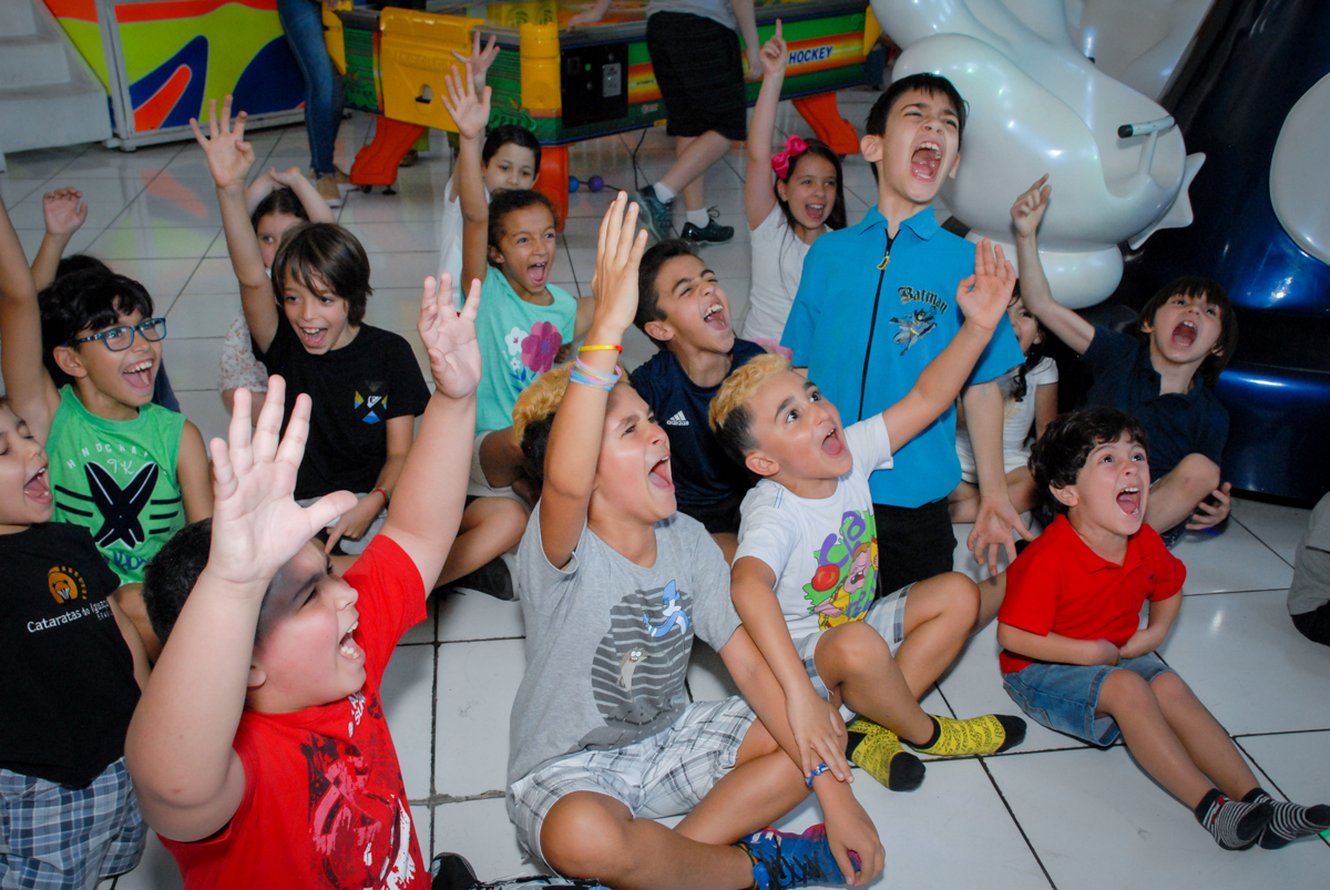 hora do show no Buffet Fábrica da Alegria, Morumbi, São Paulo aniversário de Victor 10 anos e Pedro 1 aninho, tema da festa Paris Saint Germani