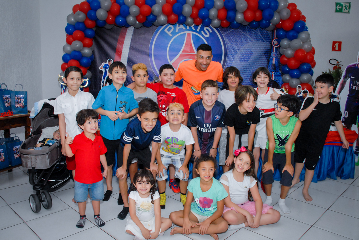 fotografia de todas as crianças da festa no Buffet Fábrica da Alegria, Morumbi, São Paulo aniversário de Victor 10 anos e Pedro 1 aninho, tema da festa Paris Saint Germani