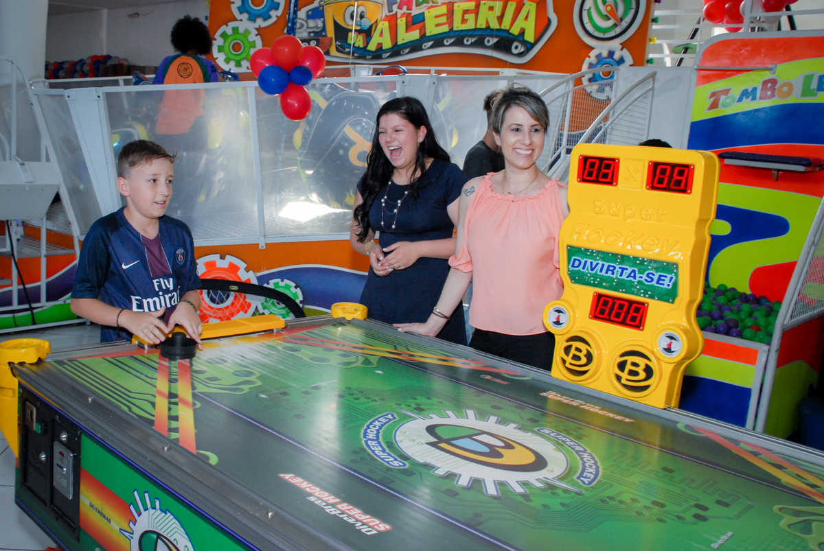 comemorando gol no jogo de futebol de mesa no Buffet Fábrica da Alegria, Morumbi, São Paulo aniversário de Victor 10 anos e Pedro 1 aninho, tema da festa Paris Saint Germani