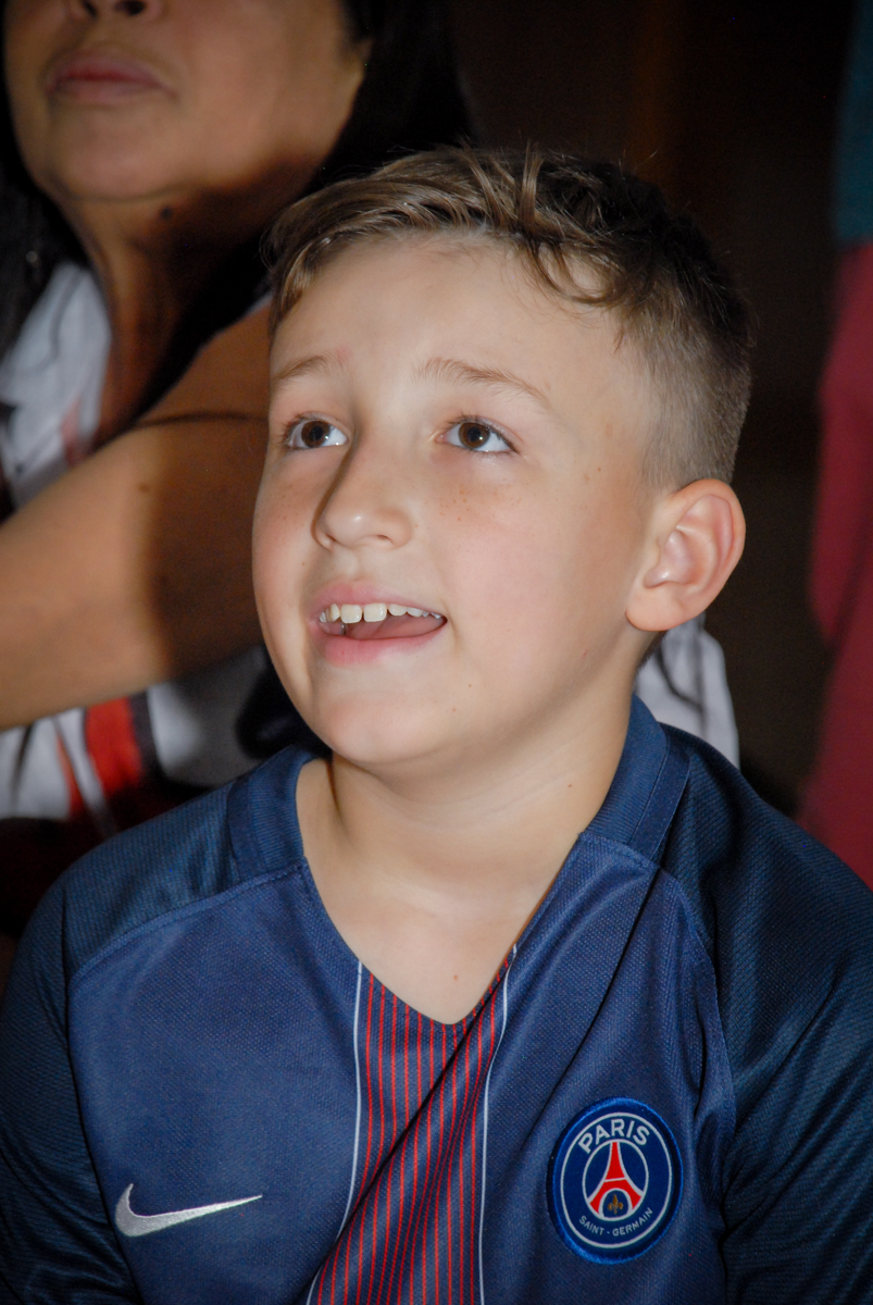 emoção na hora da retrospectiva no Buffet Fábrica da Alegria, Morumbi, São Paulo aniversário de Victor 10 anos e Pedro 1 aninho, tema da festa Paris Saint Germani
