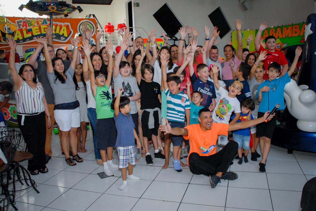 final do show com os monitores no Buffet Fábrica da Alegria, Morumbi, São Paulo aniversário de Victor 10 anos e Pedro 1 aninho, tema da festa Paris Saint Germani