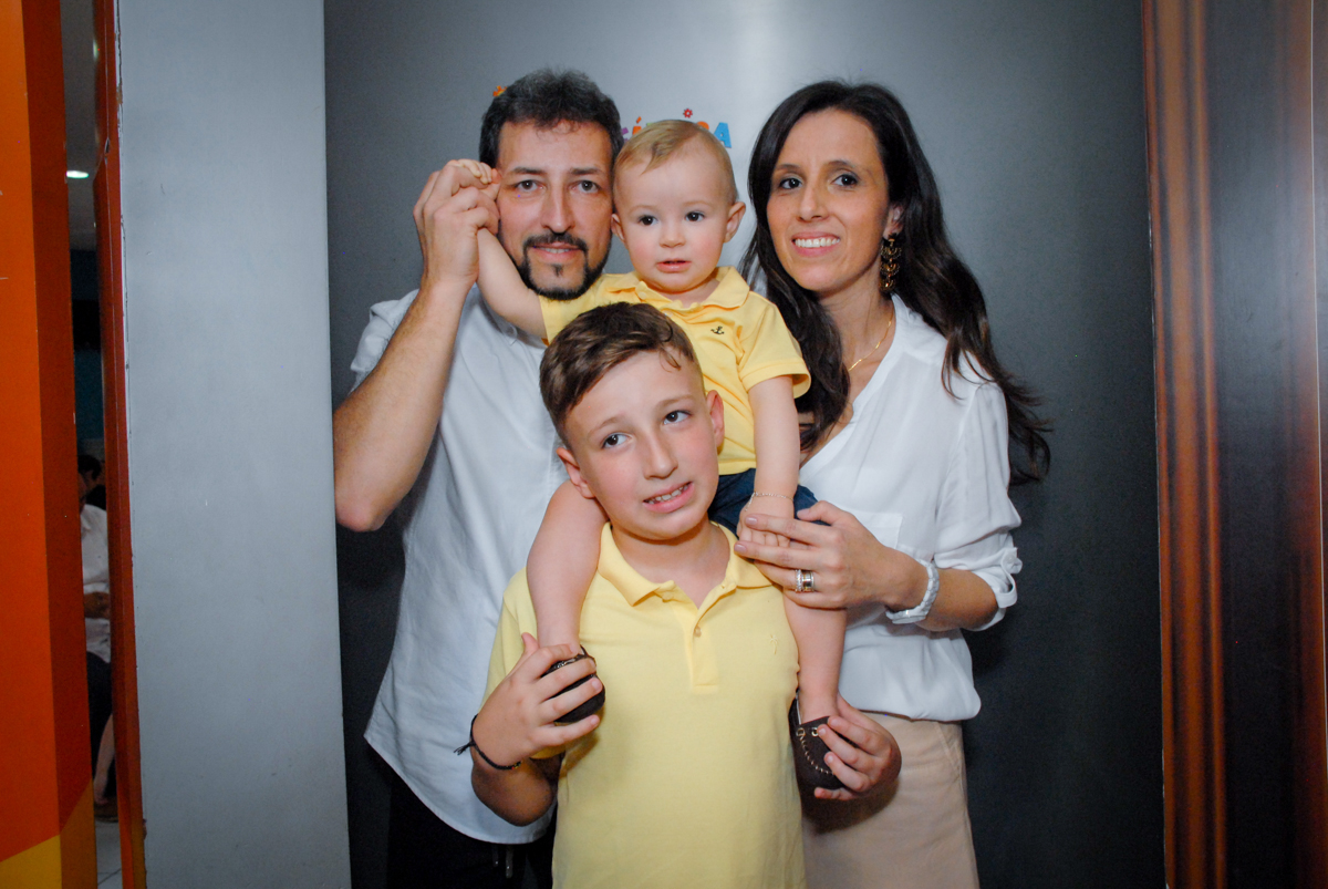 saindo da máquina de parabéns no Buffet Fábrica da Alegria, Morumbi, São Paulo aniversário de Victor 10 anos e Pedro 1 aninho, tema da festa Paris Saint Germani