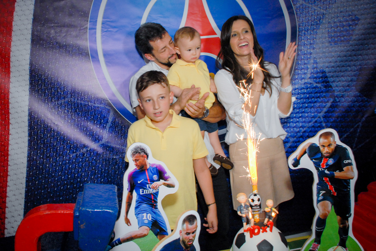 parabéns animado no Buffet Fábrica da Alegria, Morumbi, São Paulo aniversário de Victor 10 anos e Pedro 1 aninho, tema da festa Paris Saint Germani