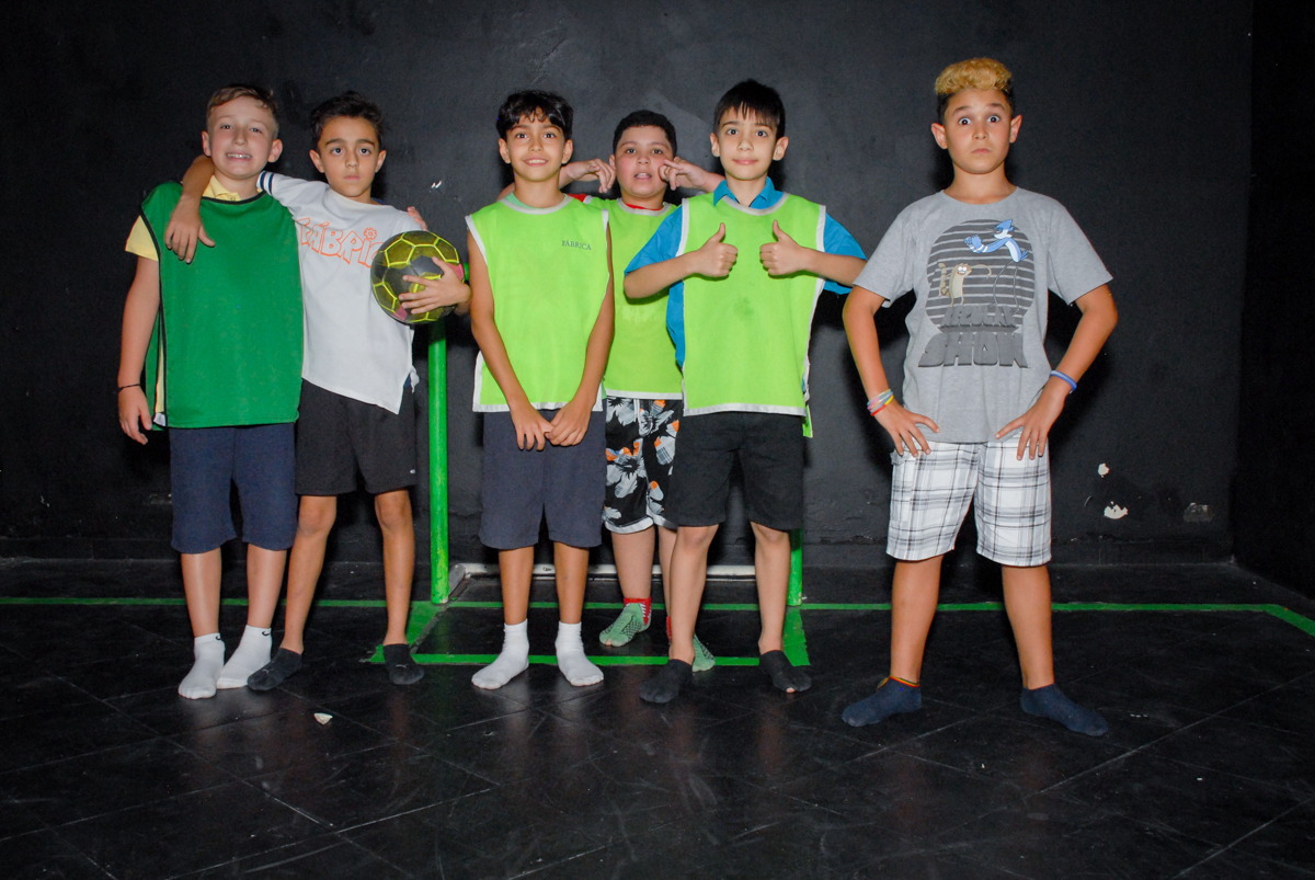 jogo de futebol no escuro no Buffet Fábrica da Alegria, Morumbi, São Paulo aniversário de Victor 10 anos e Pedro 1 aninho, tema da festa Paris Saint Germani