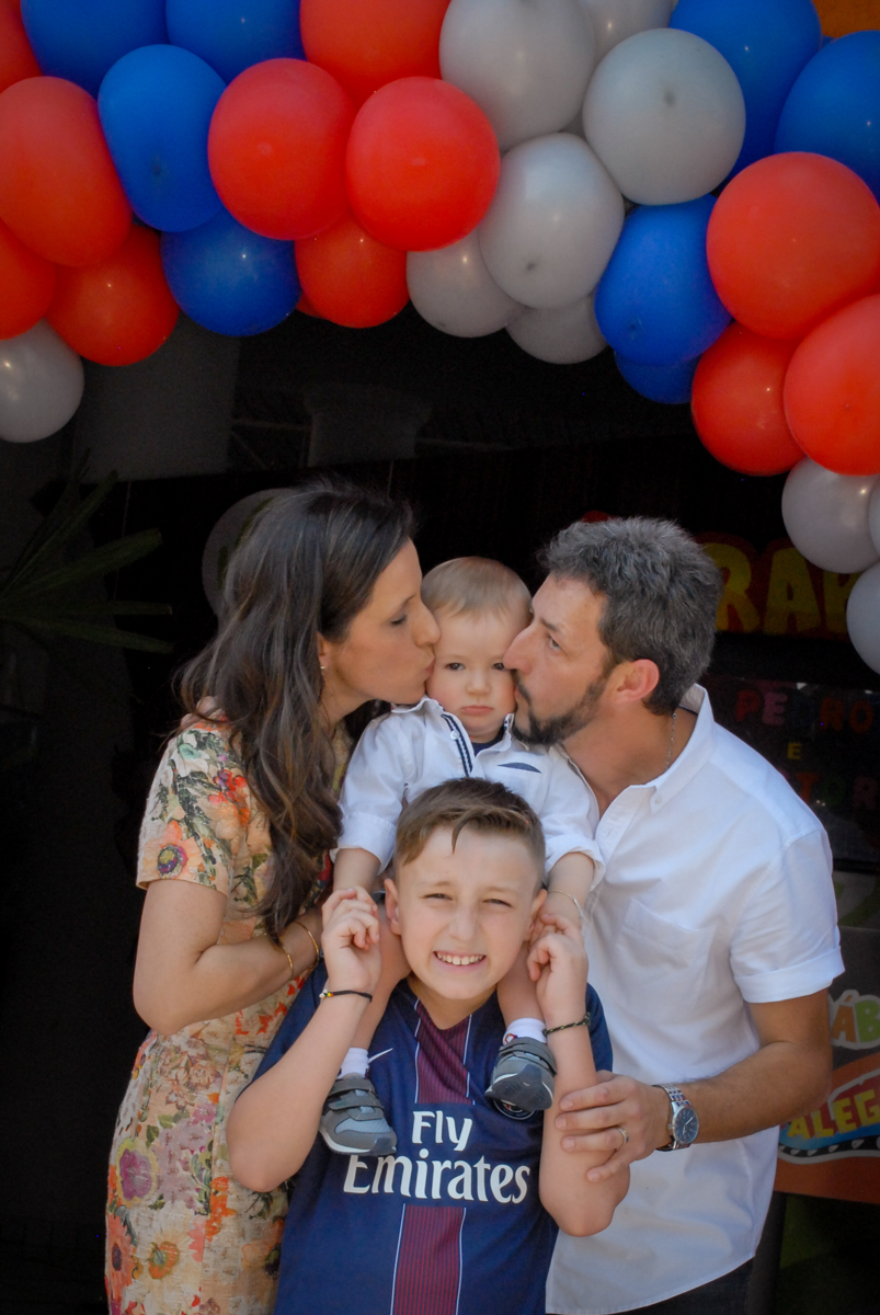 foto da família no arco de bexigas no Buffet Fábrica da Alegria, Morumbi, São Paulo aniversário de Victor 10 anos e Pedro 1 aninho, tema da festa Paris Saint Germani