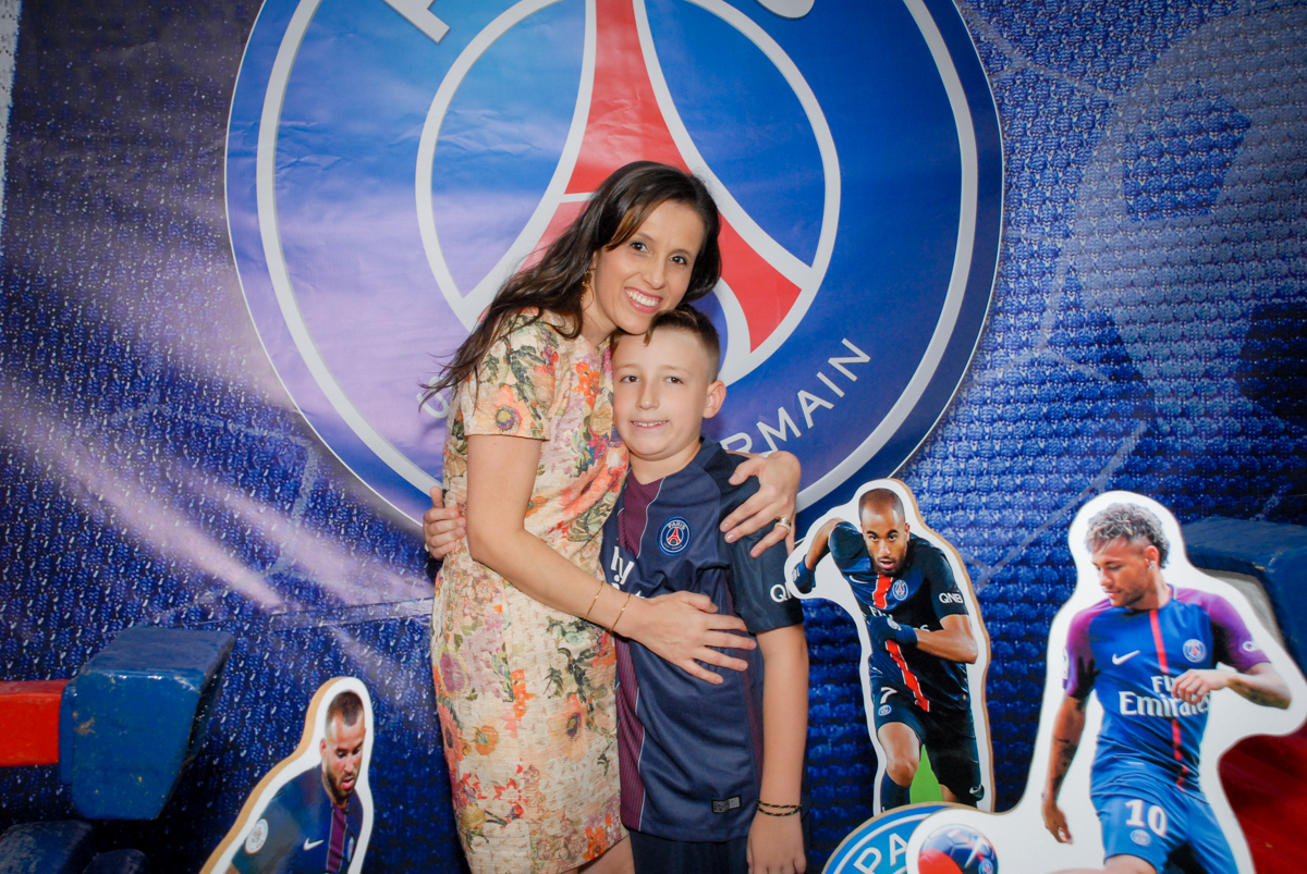 fotografia do aniversariante no Buffet Fábrica da Alegria, Morumbi, São Paulo aniversário de Victor 10 anos e Pedro 1 aninho, tema da festa Paris Saint Germani