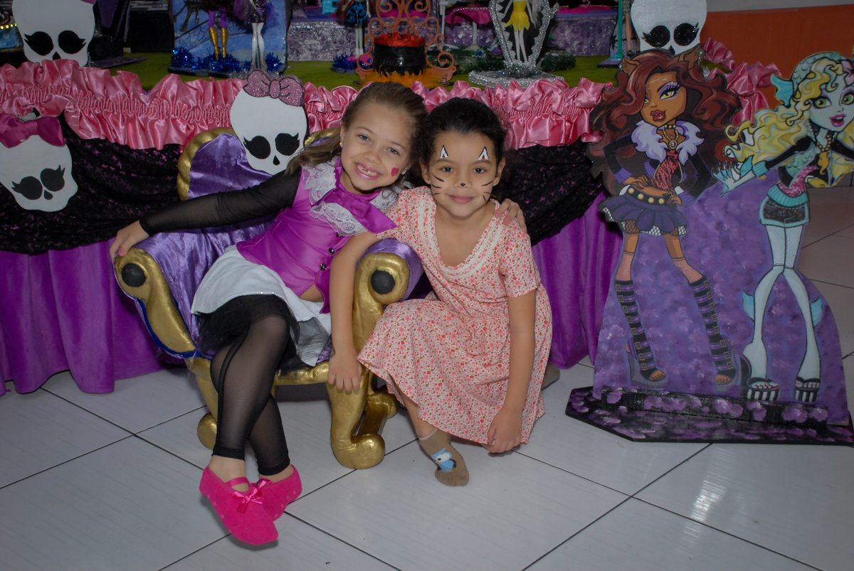 recebendo a amiga para sua festa no Buffet Gato Sapeka II, Osasco, São Paulo, aniversario de sophia 6 anos tema da feta monster high