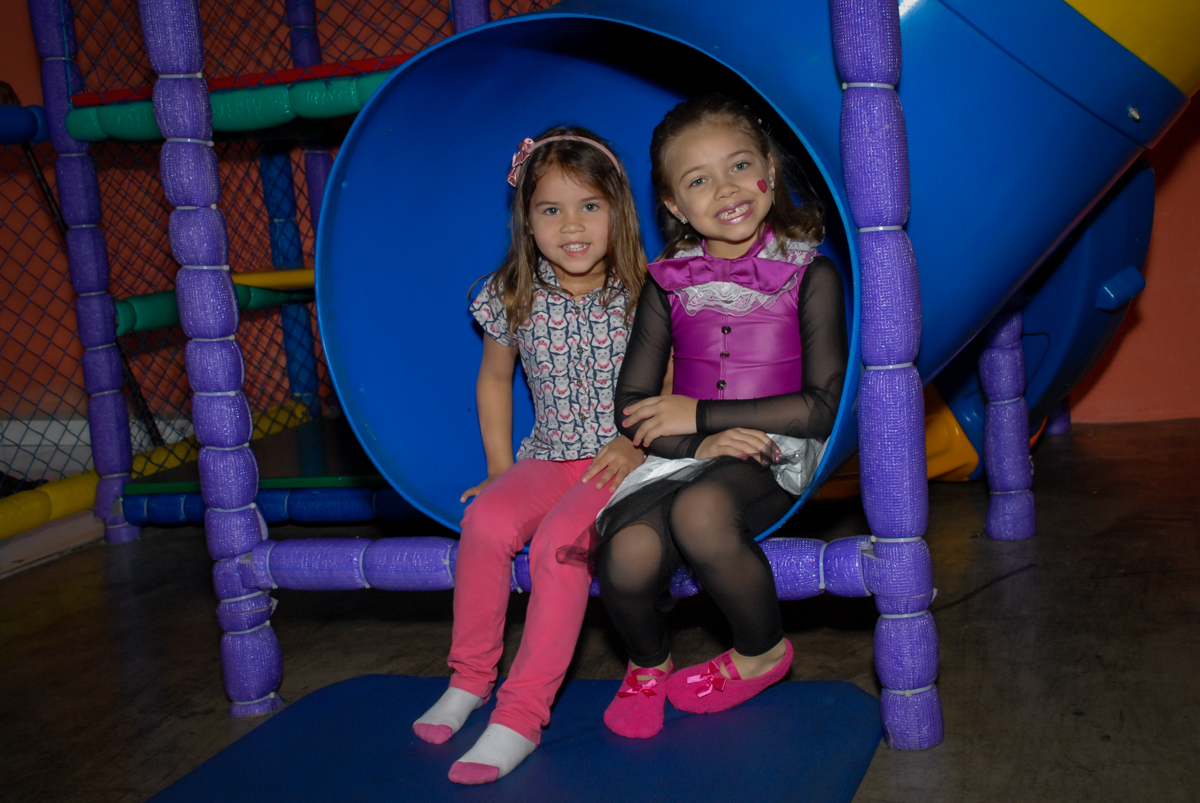 brincando no escorregador no Buffet Gato Sapeka II, Osasco, São Paulo, aniversario de sophia 6 anos tema da feta monster high