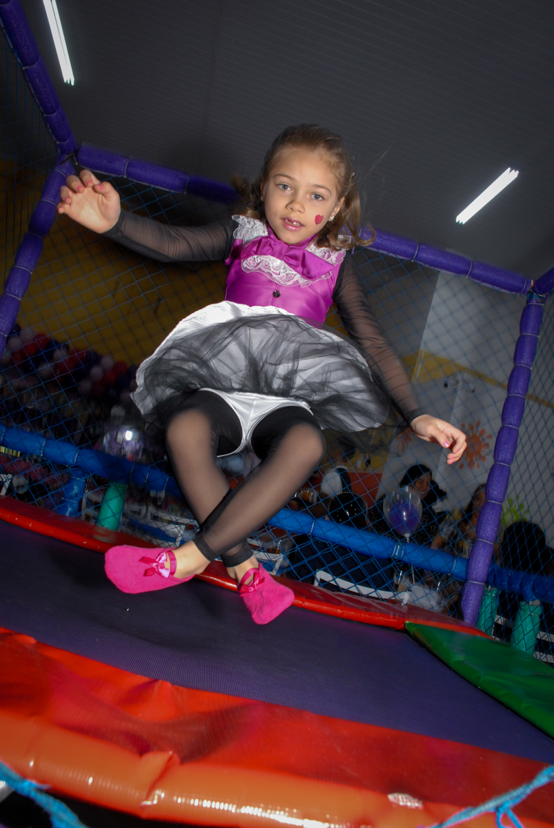 pulando no pula pula no Buffet Gato Sapeka II, Osasco, São Paulo, aniversario de sophia 6 anos tema da feta monster high